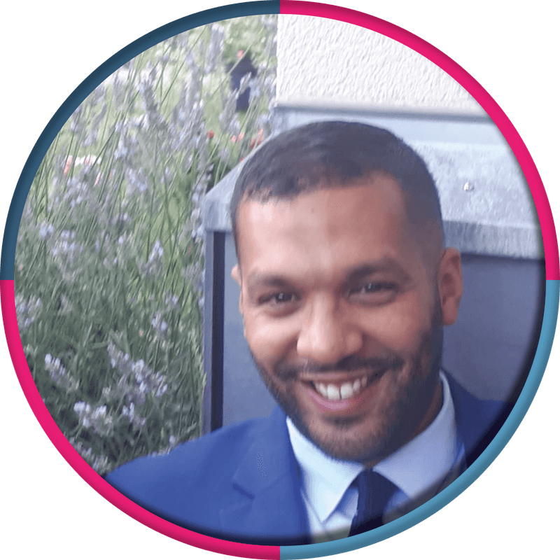 Karim Abouhafes behaalde een master in mensenrechten en politieke en sociale wetenschappen en begon zijn loopbaan bij de FOD Buitenlandse Zaken. Hij wilde zich vervolgens richten op de privésector, vooral human resources en business. Al snel koos hij voor sociaal ondernemerschap om zijn ervaring en netwerk ten dienste van werkzoekenden te stellen. Zo ontstond La Cravate Solidaire Belgique, waarvan hij oprichter en voorzitter is. Hij zet zich ook als adviseur in voor onder meer YoungChangeMaker en de Koning Boudewijnstichting.